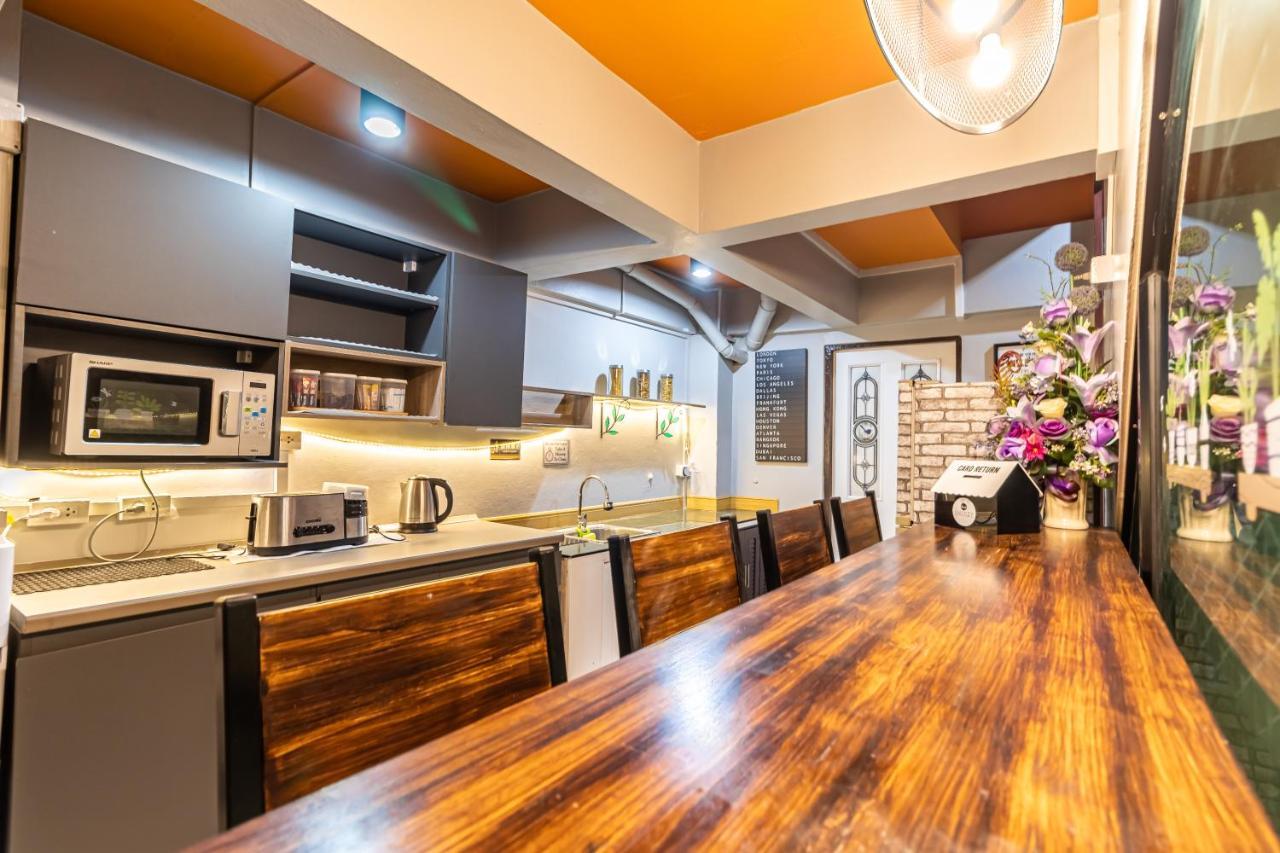 بانكوك Snoozzze Hostel ใกล้รถไฟฟ้า ย่านบางรัก (Adults Only) المظهر الخارجي الصورة