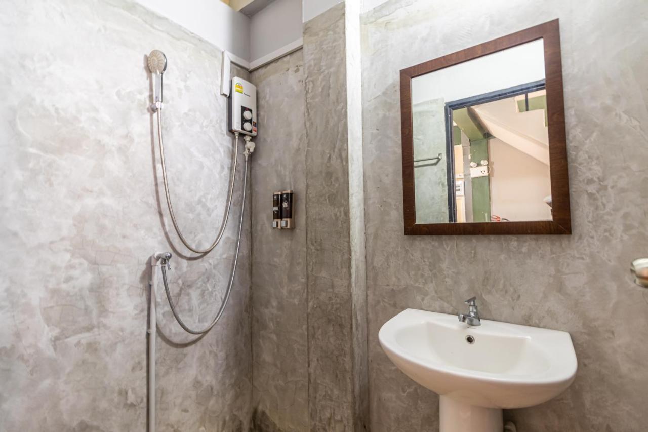 بانكوك Snoozzze Hostel ใกล้รถไฟฟ้า ย่านบางรัก (Adults Only) المظهر الخارجي الصورة