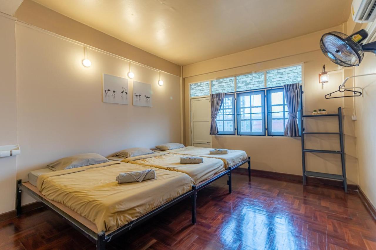 بانكوك Snoozzze Hostel ใกล้รถไฟฟ้า ย่านบางรัก (Adults Only) المظهر الخارجي الصورة