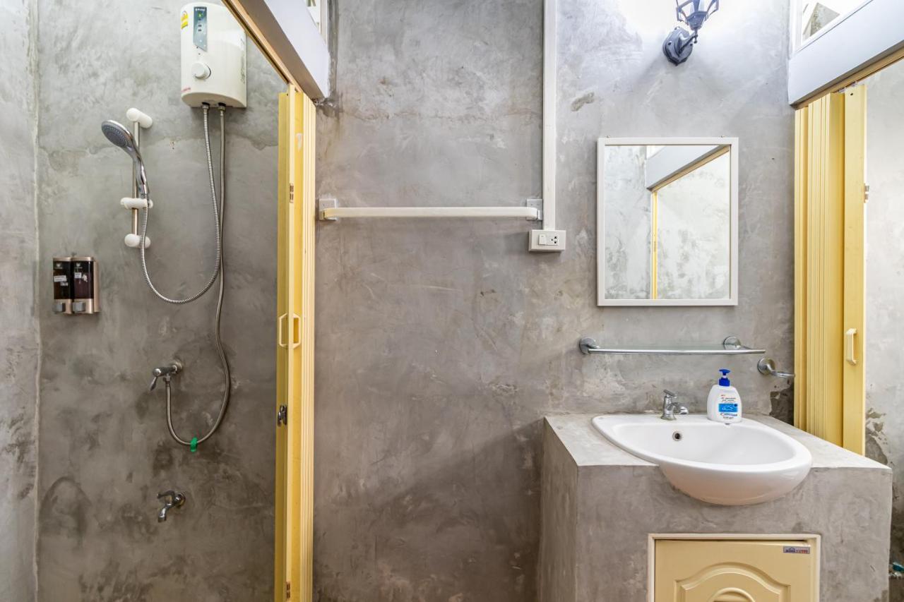 بانكوك Snoozzze Hostel ใกล้รถไฟฟ้า ย่านบางรัก (Adults Only) المظهر الخارجي الصورة