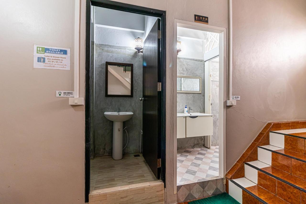 بانكوك Snoozzze Hostel ใกล้รถไฟฟ้า ย่านบางรัก (Adults Only) المظهر الخارجي الصورة